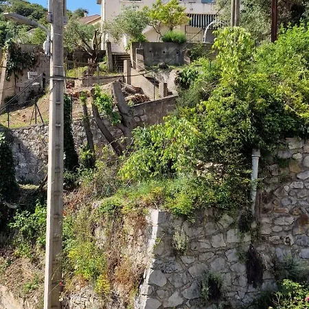 Au Pied De L'ermitage *