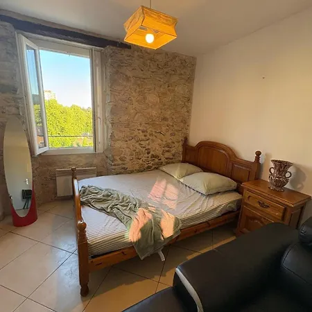 Au Pied De L'ermitage *